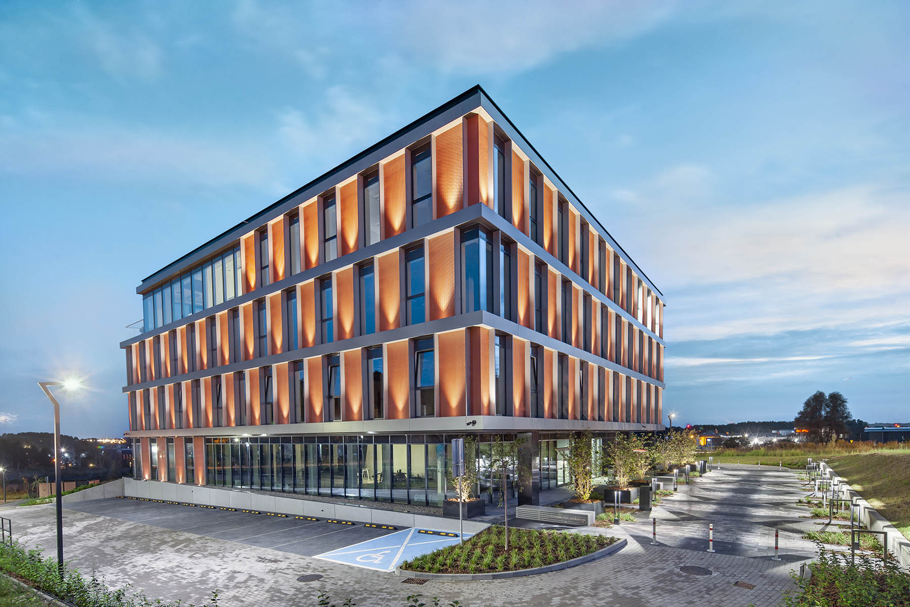 Debiut na rynku biurowym, zakończony pełną komercjalizacją